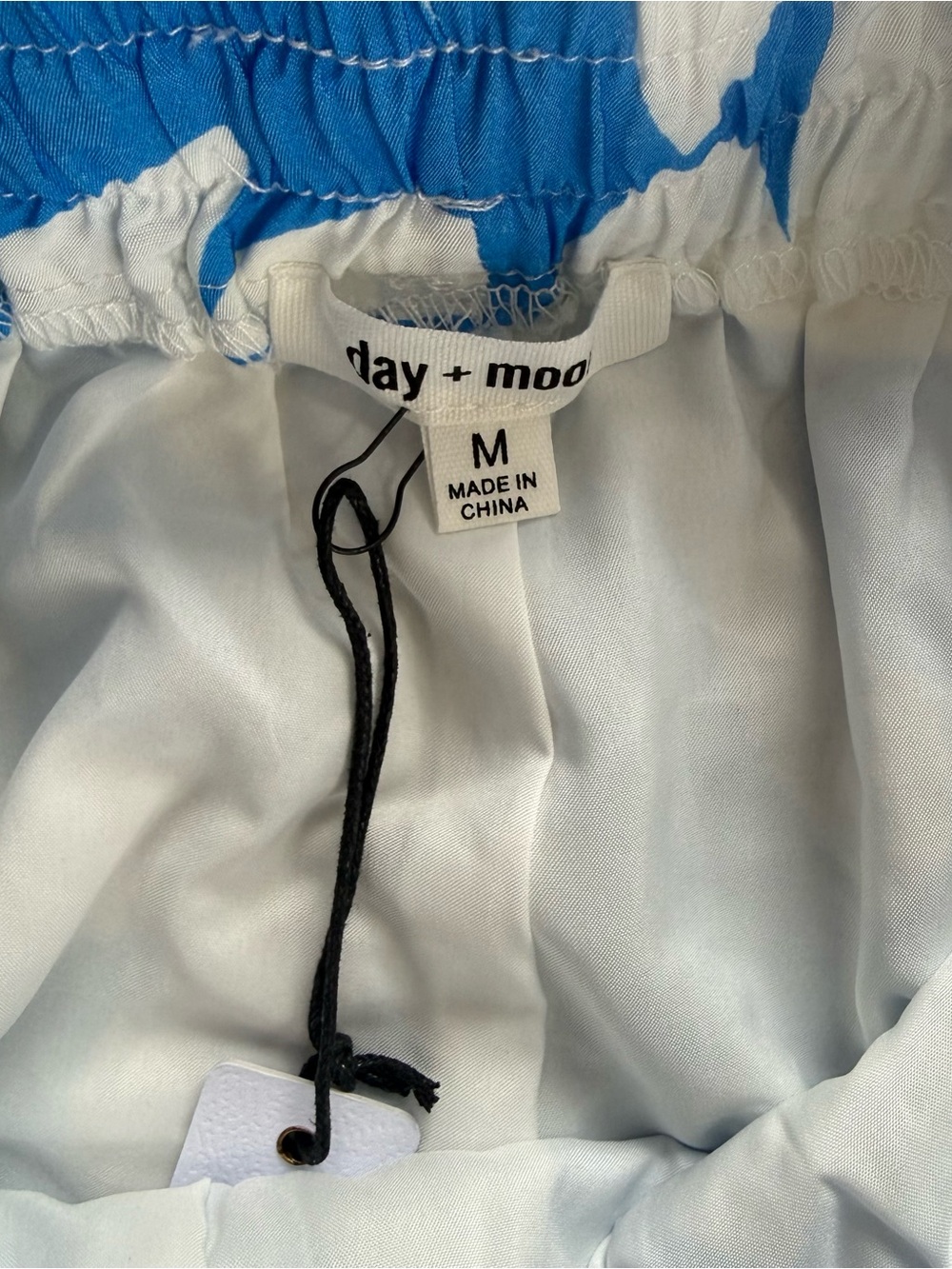 DAY + MOON Brooke Tropical Floral Print Short in Blue/White Coastal Size Medium - Picture 4 of 6